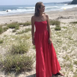 夏旅コーデ_砂浜に映えるヘルシーなドレスアップスタイル