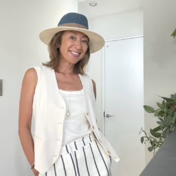 夏旅コーデ_ジレを着崩してリゾートライクに