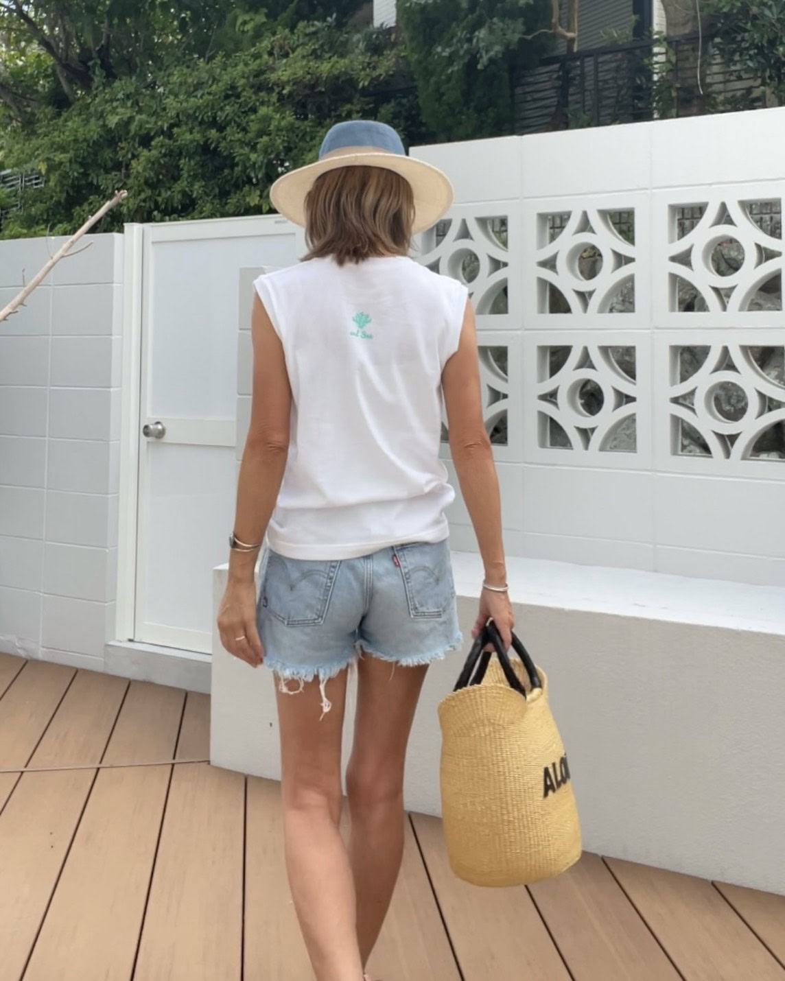 夏旅コーデ_旅先は肌出しは気にせず!