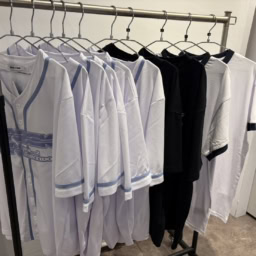 左からUNIFORM SHIRT 各￥8,000 S/S T-SHIRTS(BASIC) M・L 各￥4,000 S/S T-SHIRTS(WHITE) M・L 各￥4,500