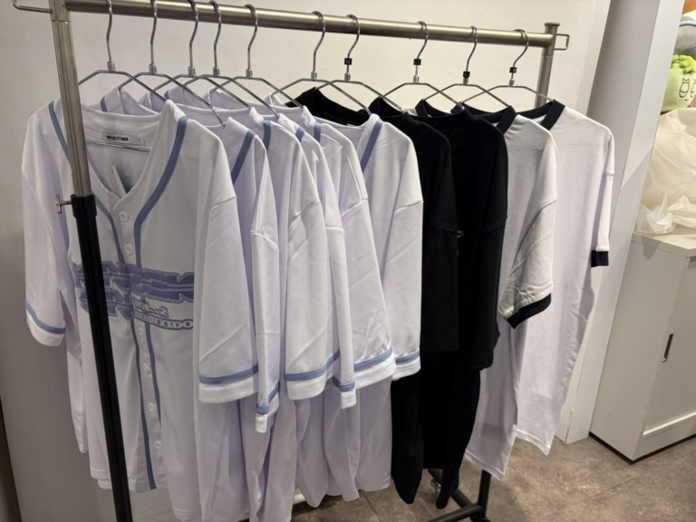 左からUNIFORM SHIRT 各¥8,000 S/S T-SHIRTS(BASIC) M・L 各¥4,000 S/S T-SHIRTS(WHITE) M・L 各¥4,500