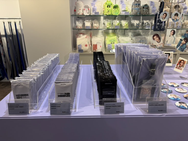 (右)PHOTO CARD HOLDER ¥2,000