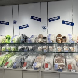 OFFICIAL LIGHT STICK POUCH BAG 各￥4,200 OFFICIAL LIGHT STICK KEYRING COVER 各￥2,600 BBNEXDO MINI PUPPET 各¥2,000 POUCH　各￥4,200