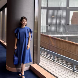 ワンピース／AKIRANAKA、サンダル／PEDRO MIRALLES、バッグ／STUDIO CHERIE