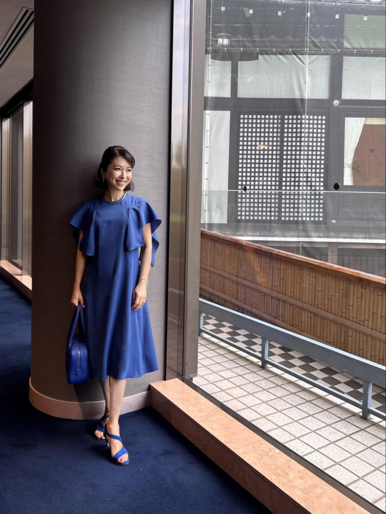 ワンピース／AKIRANAKA、サンダル／PEDRO MIRALLES、バッグ／STUDIO CHERIE