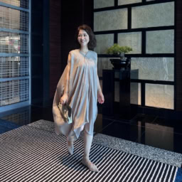 ワンピース／Acne Studios、バッグ／STUDIO CHERIE、サンダル／J.REINALDO