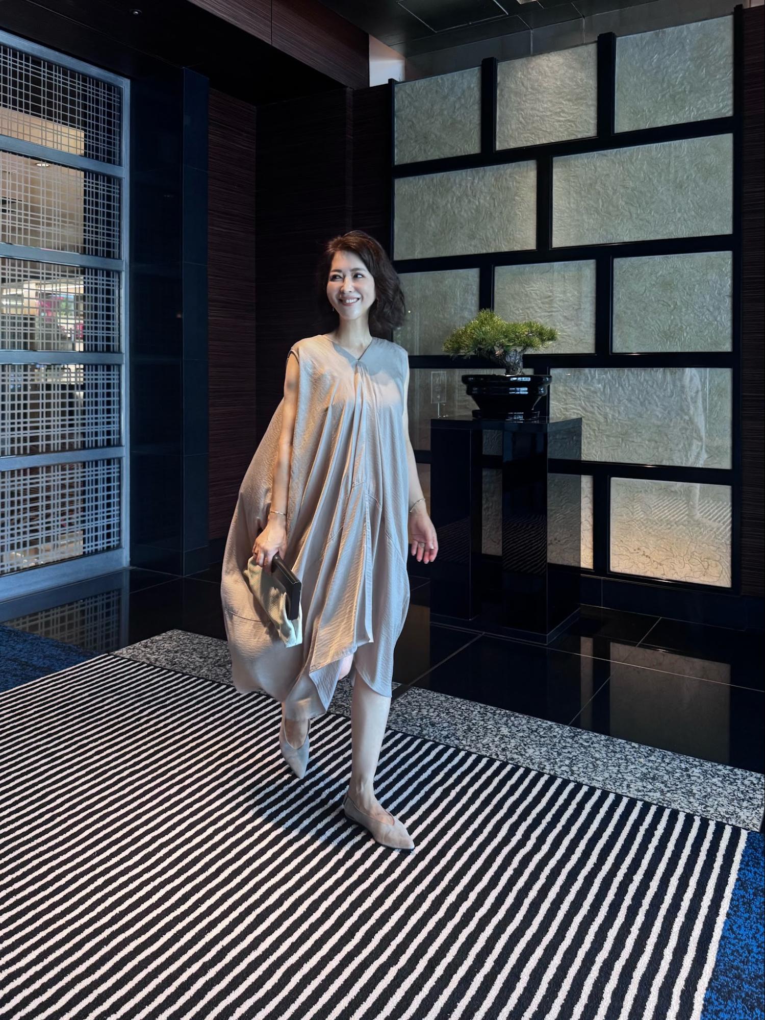 ワンピース/Acne Studios、バッグ/STUDIO CHERIE、サンダル/J.REINALDO