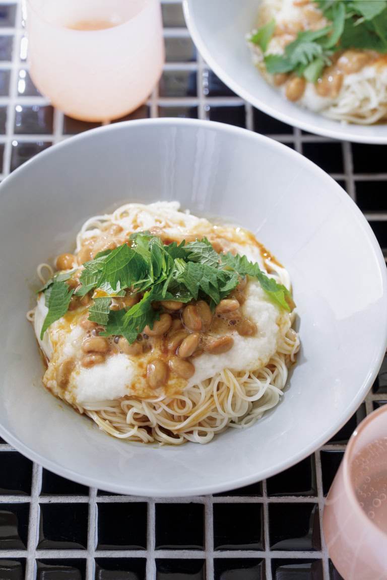 納豆とろろの辛子オリーブじょうゆそうめん