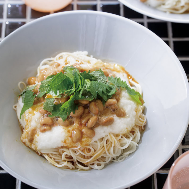 【余ったそうめん活用術】ねばねば食材で夏の疲れを癒やす「納豆とろろの辛子オリーブじょうゆそうめん」
