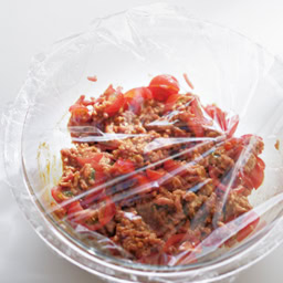 レンジで手軽に作れるカレーは、煮込まなくてもとろみがつくように、薄力粉を加えましょう。汁気が多めの仕上がりで、めんとおいしくからみます。