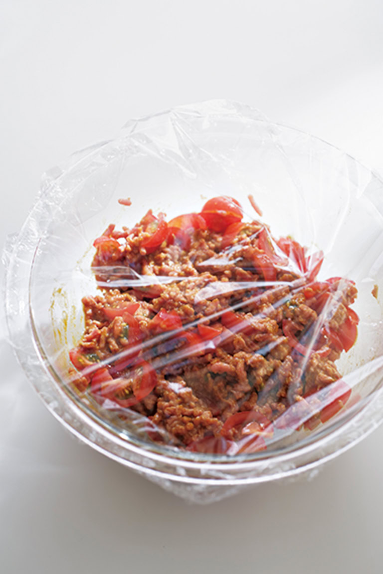レンジで手軽に作れるカレーは、煮込まなくてもとろみがつくように、薄力粉を加えましょう。汁気が多めの仕上がりで、めんとおいしくからみます。
