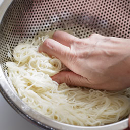 そうめんをゆでて冷やしたら、ざるに押しつけるようにして水気をしっかりきることが大事！料理が水っぽくならず、味もボヤけません。