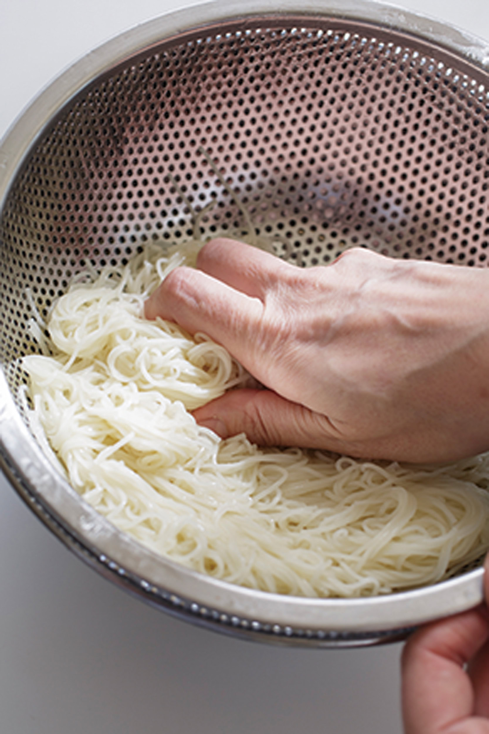 そうめんをゆでて冷やしたら、ざるに押しつけるようにして水気をしっかりきることが大事！料理が水っぽくならず、味もボヤけません。