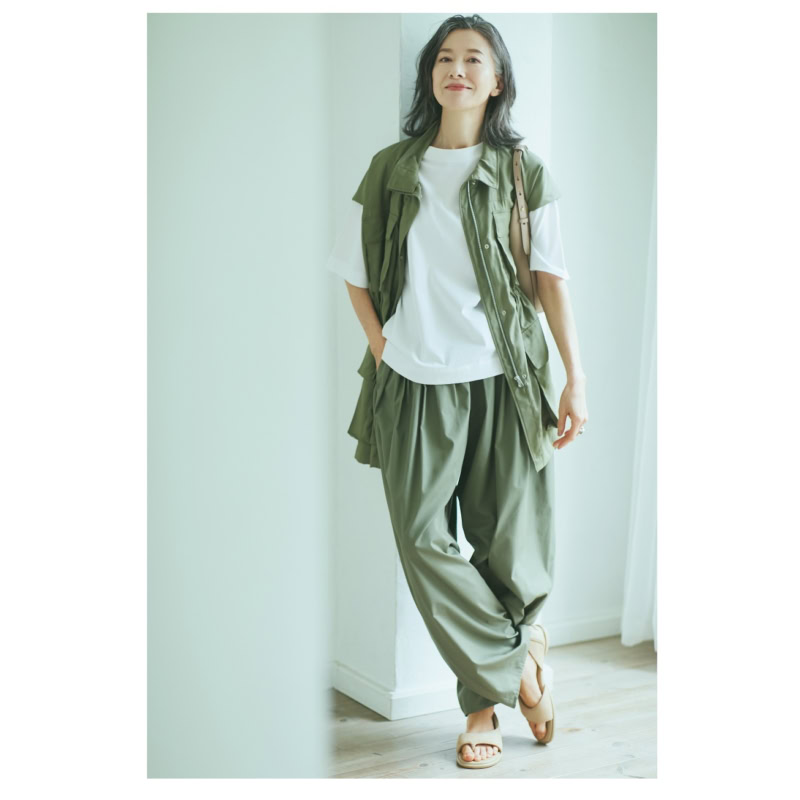 Tシャツ¥12,100/スローン(ザ ショップ スローン 神戸)、ノースリーブフィールドジャケット¥64,900、パンツ¥38,500/ともにロゥタス(ロゥタスカスタマーサービス)、バッグ¥28,600/SCUE、サンダル¥37,400/シーセイ(ともにアイネックス)、リング¥47,300/ディー シィー ビー(アッシュ・ペー・フランス)