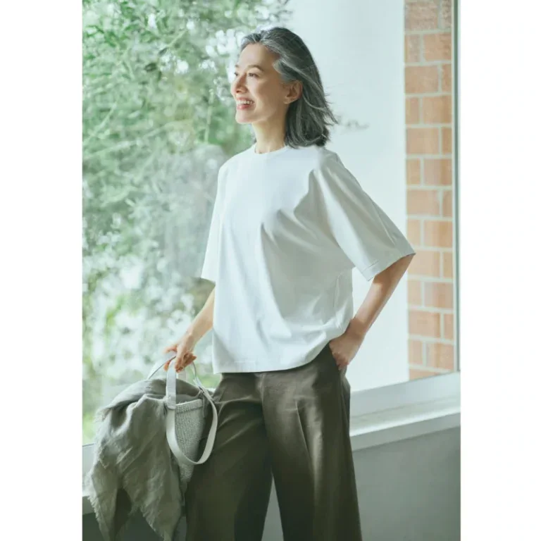 Tシャツ¥26,400、パンツ¥41,800/ともにセオリーリュクス(リンク・セオリー・ジャパン)、 バッグ¥35,800/バケットバゲージ、ストール¥25, 300/アソース メレ(ともにアイネックス)