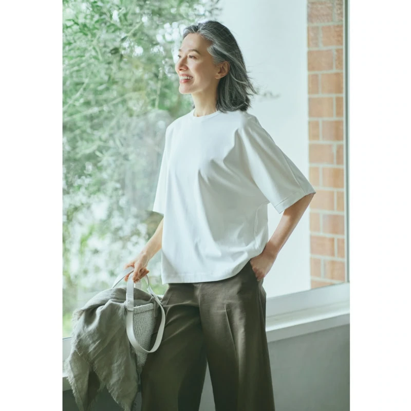 Tシャツ¥26,400、パンツ¥41,800/ともにセオリーリュクス(リンク・セオリー・ジャパン)、 バッグ¥35,800/バケットバゲージ、ストール¥25, 300/アソース メレ(ともにアイネックス)
