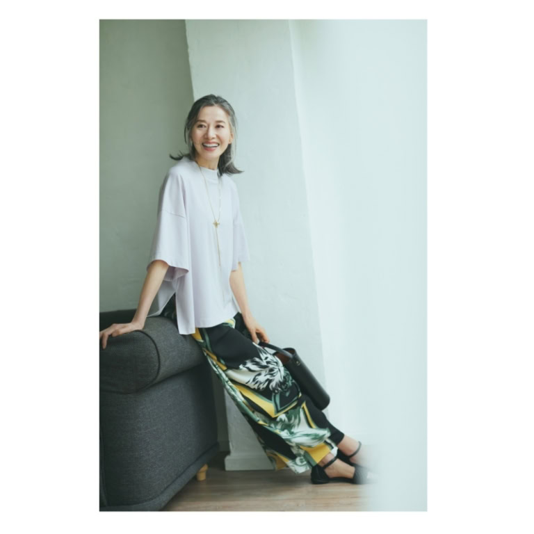 コンパクトジャージTシャツ¥26,400、プリントパンツ¥59,400、ホースチョーカーネックレス¥18,700/すべてアドーア、バッグ¥30,800/SCUE、サンダル¥37,400/シーセイ(ともにアイネックス)