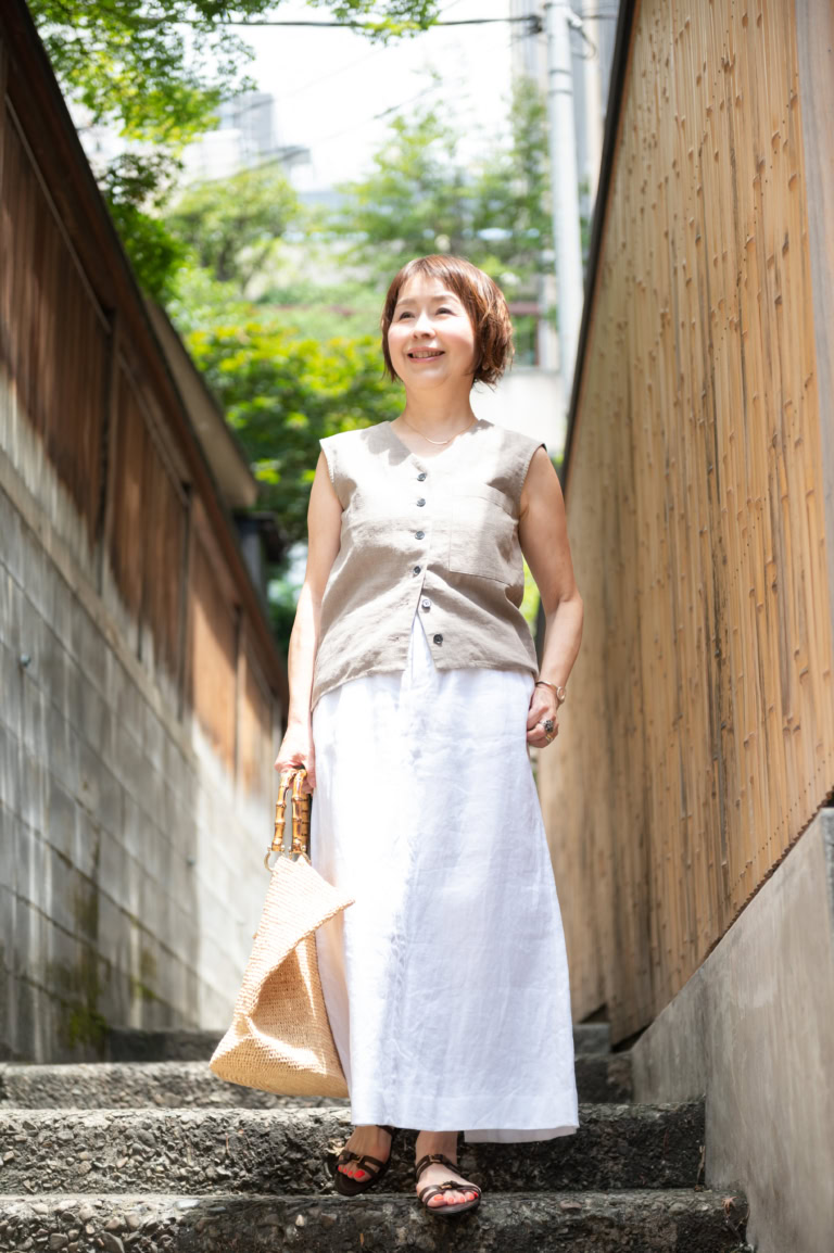 トップス・・・YONFA、スカート・・・COCUCA、バッグ・・・ハイジ・クライン、シューズ・・・トッズ、ネックレス・・・ティファニー