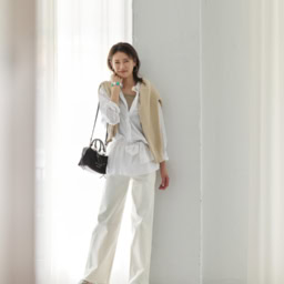 デニムパンツ¥28,600/ヤヌーク(カイタックインターナショナル)、シャツ¥44,660/テラ(ティースクエア プレスルーム)、ブラキャミソール¥2,490/ユニクロ、肩にかけたニット¥25,300/ニコラ ジェンソン(リノウン)、バッグ¥15,900/チャールズ&キース(チャールズ&キース ジャパン)、ローファー¥96,800/ネブローニ、ピアス¥14,300、リング¥9,900/ともにワンエーアールバイウノアエレ(ウノアエレ ジャパン)、ブレスレット¥11,000/アビステ