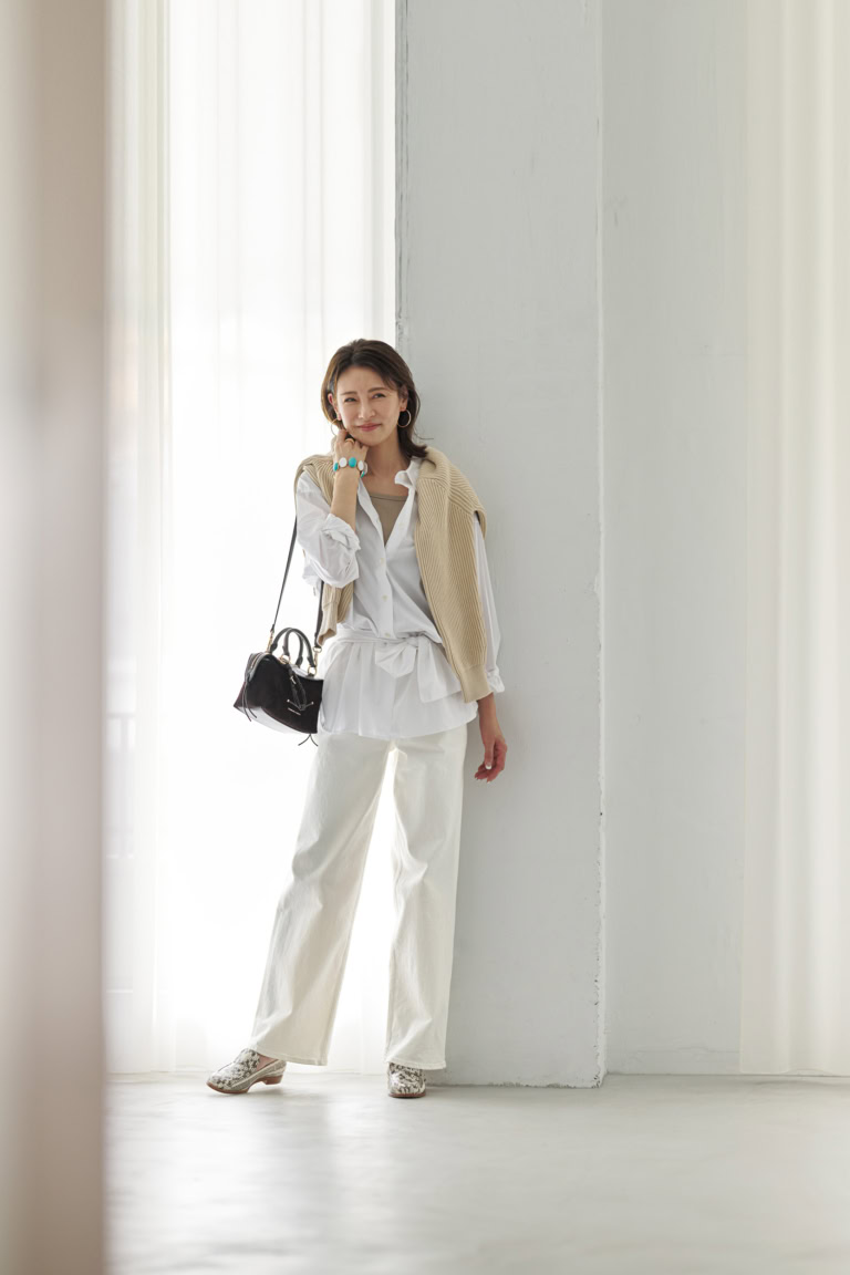 デニムパンツ¥28,600/ヤヌーク(カイタックインターナショナル)、シャツ¥44,660/テラ(ティースクエア プレスルーム)、ブラキャミソール¥2,490/ユニクロ、肩にかけたニット¥25,300/ニコラ ジェンソン(リノウン)、バッグ¥15,900/チャールズ&キース(チャールズ&キース ジャパン)、ローファー¥96,800/ネブローニ、ピアス¥14,300、リング¥9,900/ともにワンエーアールバイウノアエレ(ウノアエレ ジャパン)、ブレスレット¥11,000/アビステ