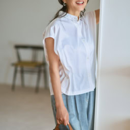 ブラウス¥137,500、デニムパンツ¥ 215,600／ともにファビアナ フィリッピ （コロネット）、バッグ（スカーフつき）¥99,000／ストラスベリー、ブレスレット¥825,000、リング（左手）¥794,200、 リング（右手）¥499,400［参考価格］、 ピアス¥400,400／すべてTASAKI
