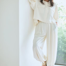 シャツ¥53,900、パンツ¥42,900/ともにロゥタス(ロゥタスカスタマーサービス)、ベルト¥19,800、ハット¥15,400/ともにレキップ、サンダル¥119,900/セルジオ ロッシ(セルジオ ロッシ ジャパン カスタマーサービス)、ピアス¥143,000/ミズキ(リトルリーグ インク)