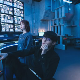 映画『ブルーロック』より高校生を統括する絵心甚八（窪田正孝）と帝襟 アンリ（畑 芽育）