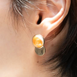 顔まわりが一気に華やぐ!服とリンクさせるアクセ選びのワンポイント