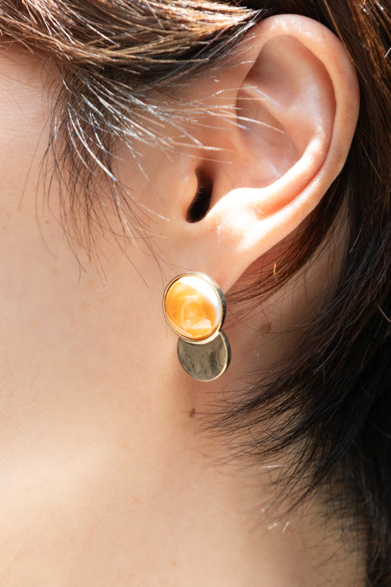 顔まわりが一気に華やぐ！服とリンクさせるアクセ選びのワンポイント
