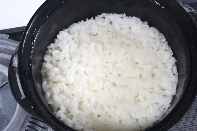 ダイソー 「電子レンジ調理器 ご飯一合炊き」 ¥110