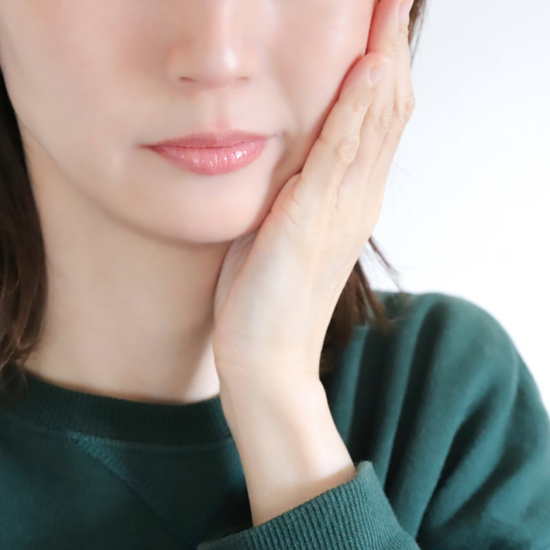 【60代ヘルスケア】口の中が乾くのはなぜ?ドライマウスの原因とは【薬剤師監修】