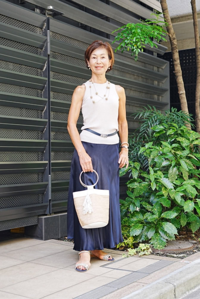 【60代お手本スナップ〈銀座〉】サテンスカートを綺麗に着こなす秘訣は?ネイビー×ベージュで作る大人の銀座ランチコーデ
