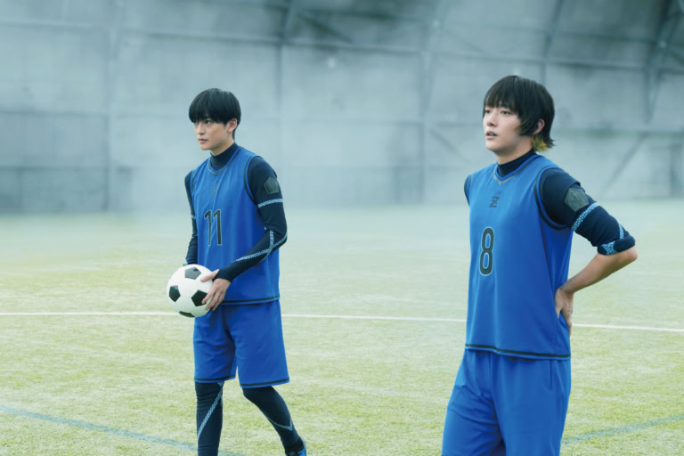 映画『ブルーロック』より潔世一(高橋文哉)と蜂楽廻(櫻井海音)