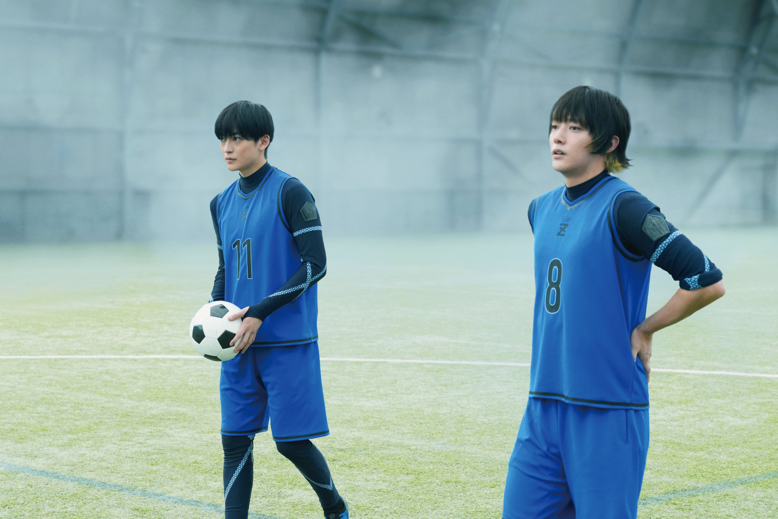 映画『ブルーロック』より潔世一(高橋文哉)と蜂楽廻(櫻井海音)