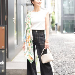 いつものコーデが劇的変化！大判スカーフで華やぐ「大人の夏アレンジスタイル」