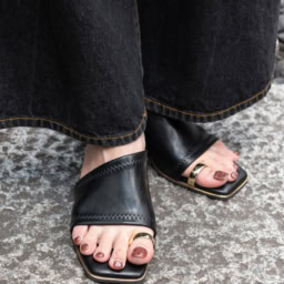 脚長・縦長効果を生む！ボトムス×足元を黒でつなぐ「スタイルアップの法則」