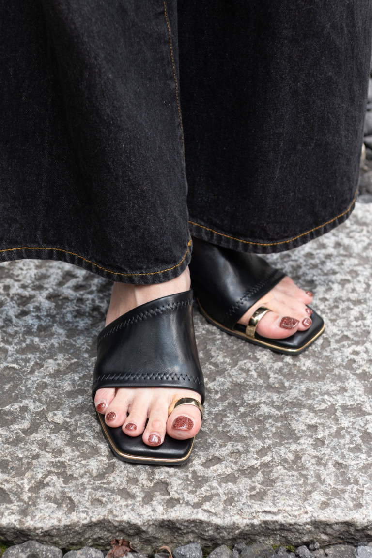 脚長・縦長効果を生む!ボトムス×足元を黒でつなぐ「スタイルアップの法則」
