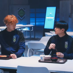 映画『ブルーロック』より食堂で会話する國神錬介（野村康太）と潔世一（高橋文哉）