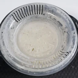 ダイソー　「電子レンジ調理器　ご飯一合炊き」　￥110