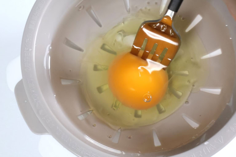 ダイソー 「電子レンジ調理器 半熟たまご風」 ¥110