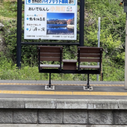 小淵沢駅と小諸駅を結ぶ・非電化のローカル線です。