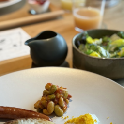 ポーチドエッグと自家製のパン、小海産の豆のトマト煮。
