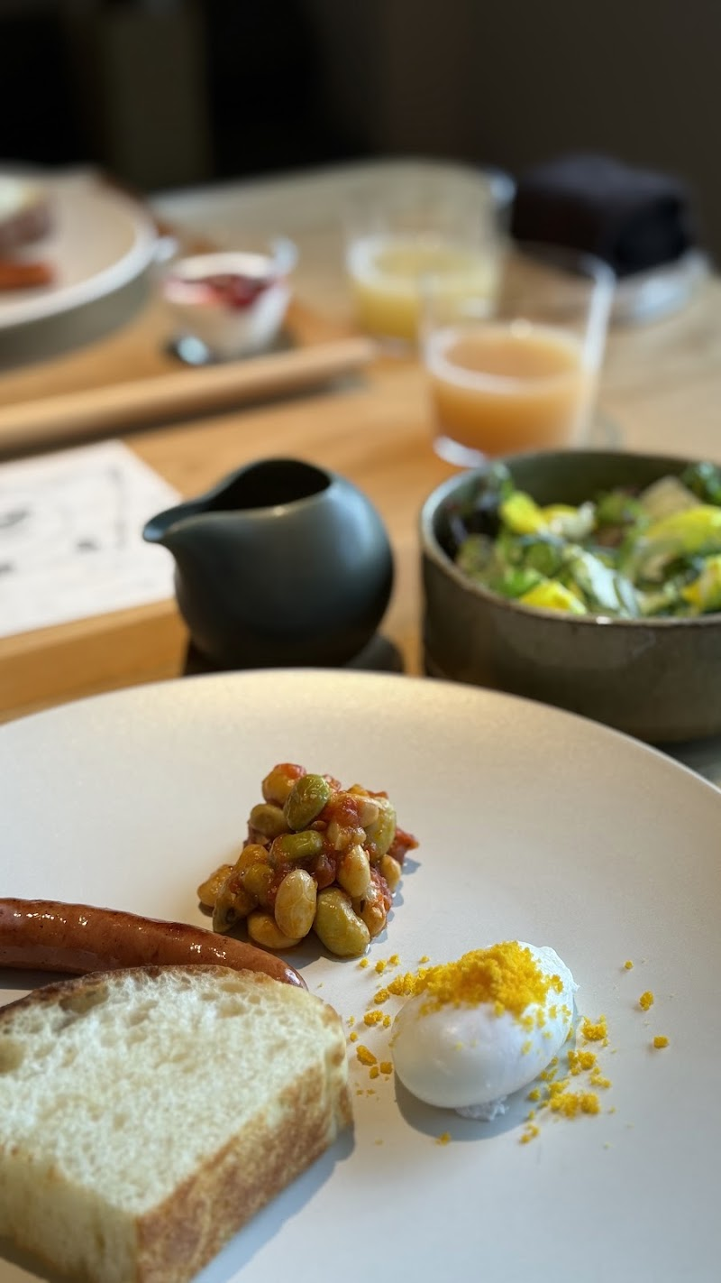 ポーチドエッグと自家製のパン、小海産の豆のトマト煮。