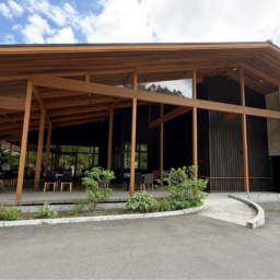 「YATSUDOKI TERRACE 小海」店舗外観。