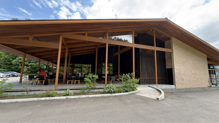 「YATSUDOKI TERRACE 小海」店舗外観。