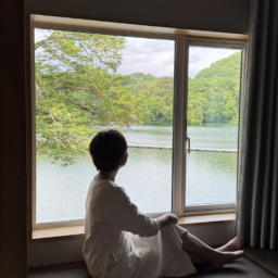 部屋から見る朝の湖