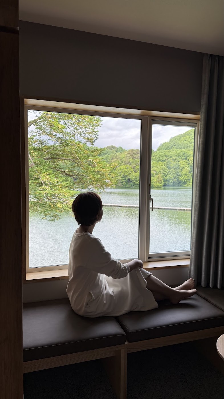 部屋から見る朝の湖