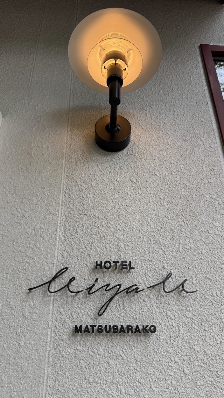 ホテル玄関前。「HOTEL MIYAM」という名前。