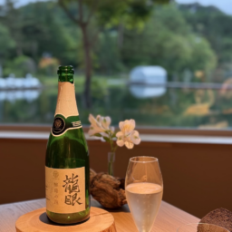 酵母の泡　龍眼：日本酒のような瓶ですが、スパークリングです。