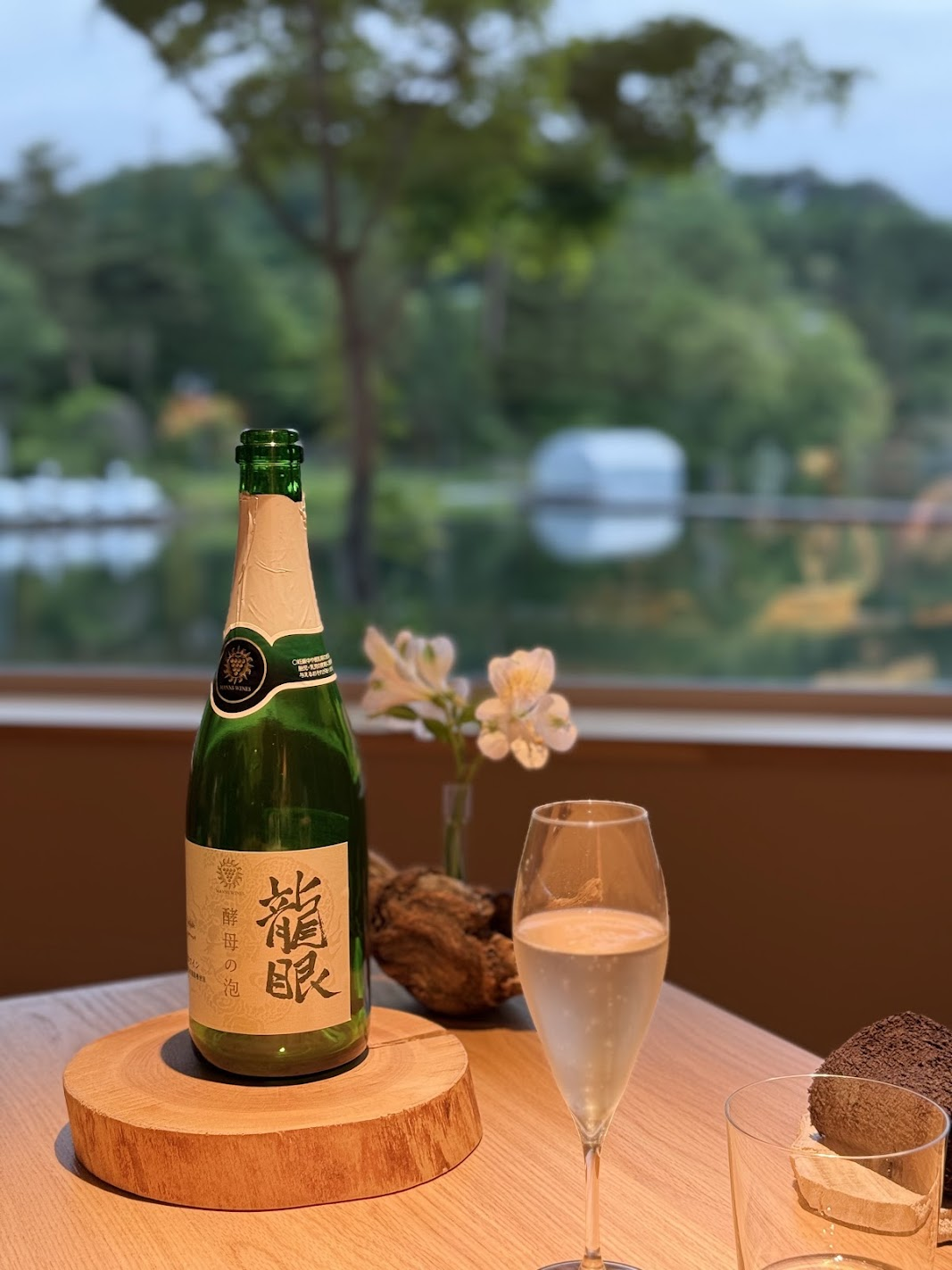 酵母の泡 龍眼:日本酒のような瓶ですが、スパークリングです。
